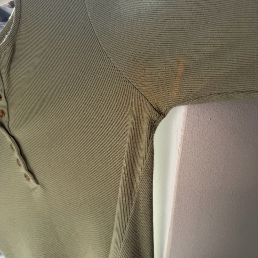Sézane Theodora T-Shirt in Light Olive Green Size S (Small) *Flaw* - Picture 10 of 14